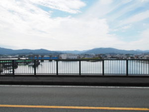 一色大橋から望む勢田川の上流方向