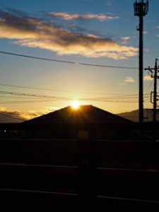 冬至の朝、自宅ベランダから拝した似非富士からの日の出