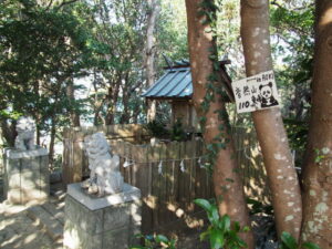音成神社と音無山東峰の山頂標
