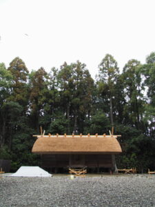 簀屋根が取り外され姿を現した八尋殿、神服織機殿神社（皇大神宮 所管社）