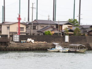 勢田川の対岸から木造船「みずき」の遠望