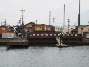勢田川の対岸から神社 海の駅「船のりば」の遠望