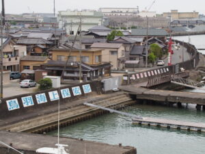一色大橋（勢田川）から望む 神社 海の駅