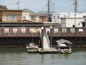 勢田川越しに見つけた「船参宮 みずき」の旗