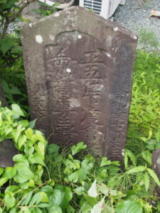 住宅街で見つけた多数の墓石（伊勢市宮後３丁目）