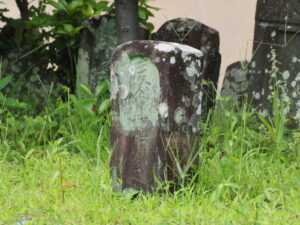 住宅街で見つけた多数の墓石（伊勢市宮後３丁目）