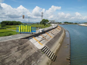 耐震補強工事が進められる大湊川の堤防