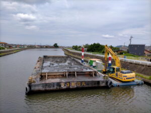勢田川の浚渫作業（2021年06月中旬）