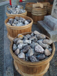 参道脇に並べられたお白石の樽（一色神社）